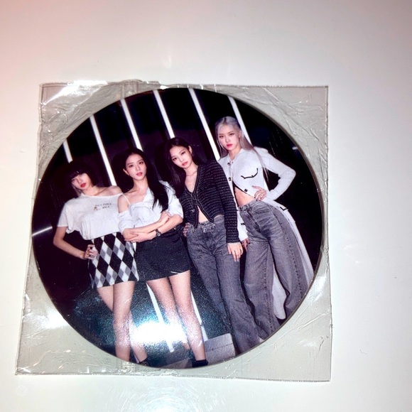 Im selling a bracelet with a blackpink pin for any tipe of clothing u choose - Picture 2 of 4